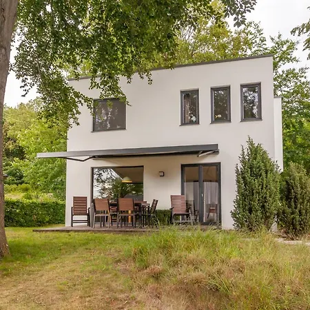 Strandhaeuser - Wolkenlos Sellin (Rugen)